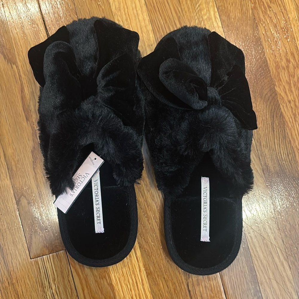 NWT Victoria's Secret Black Faux Fur Slippers with Velvet Bow Size Small (5-6)